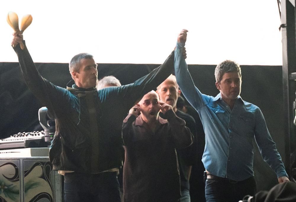 Oasis: le foto del concerto della reunion di Cardiff, 4 luglio 2025