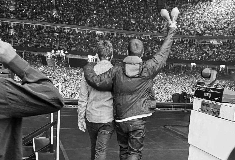 Oasis: le nuove foto del concerto della reunion. Cardiff, 4 luglio 2025