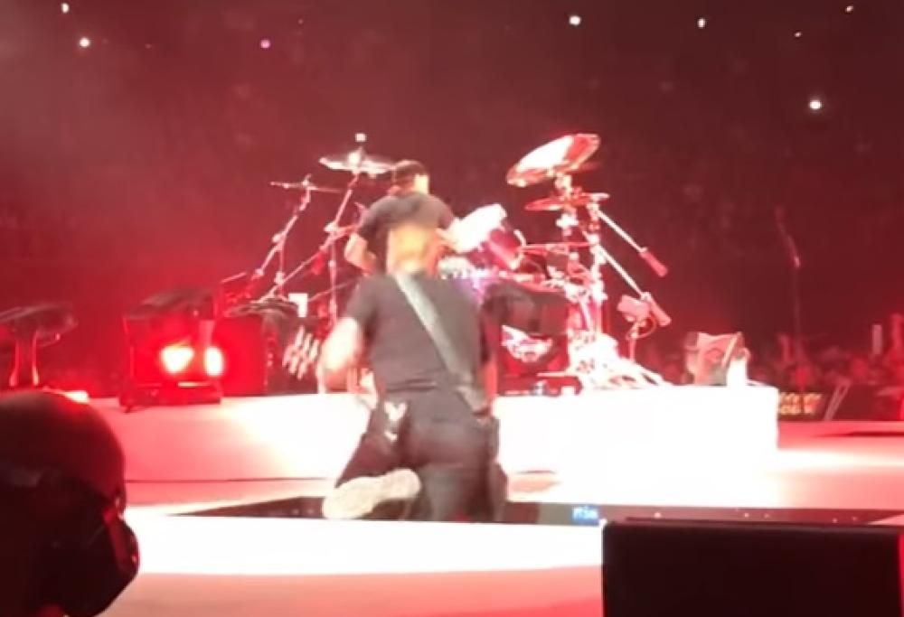 Metallica: James Hetfield scivola e cade sul palco ad Amsterdam. Guarda il video