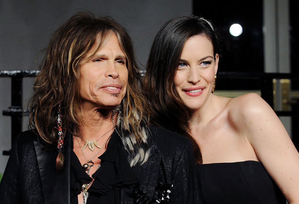 Liv Tyler: “fino all’età di 11 anni non sapevo che Steven Tyler fosse mio padre”. Le foto più belle della loro storia