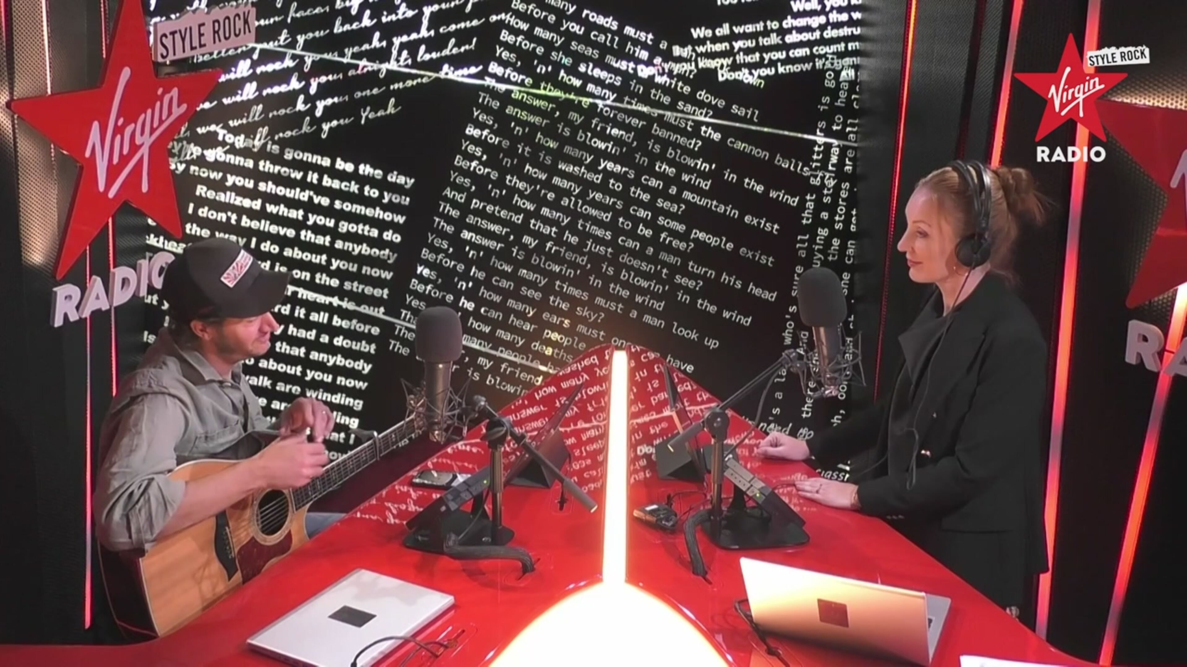 Tom Smith: guarda l'intervista e il live acustico a Virgin Radio