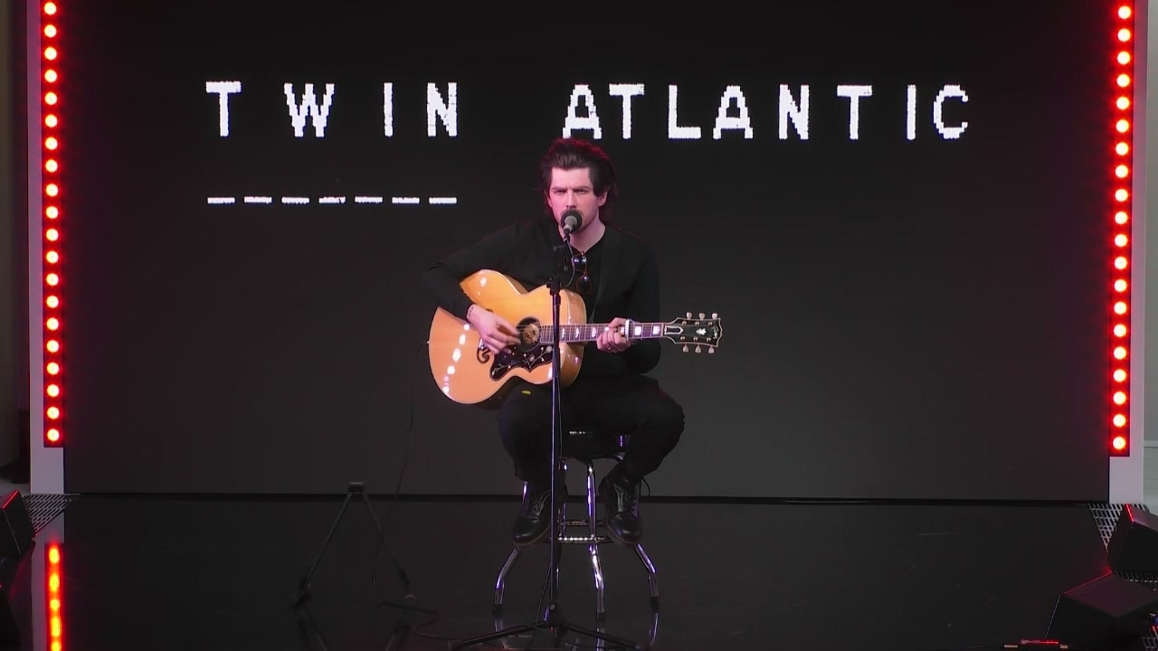 Twin Atlantic: guarda l'esibizione di Novocaine acustica sul palco di Virgin Radio