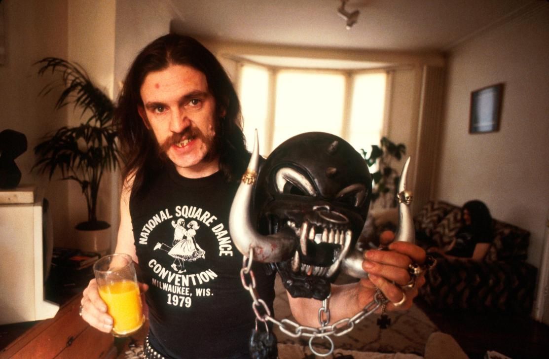 I consigli di Lemmy su come si fa a bere il giusto: "Ecco cosa distingue un bevitore da un ubriacone"